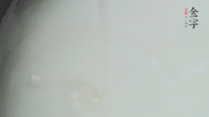 將浸泡了30分鐘的米放入電飯煲中，在水中加入半勺油。