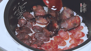 關(guān)上蓋子繼續(xù)燜煮20分鐘淋上醬汁。