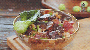 期間用開水燙熟青菜，煎好荷包蛋~ （懶人可忽略此步）