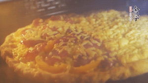 準備好披薩餅皮，烤盤刷油后入烤箱預(yù)熱10分鐘，放上面餅后180度烤10分鐘。（現(xiàn)成買的披薩皮，就忽略此步驟）