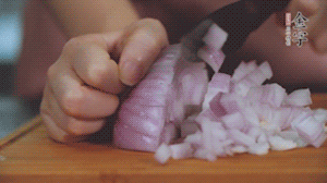 2.半個青椒、半個黃椒切圈、一個洋蔥切丁、三個白蘑菇切片備用。