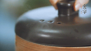 水開(kāi)后轉(zhuǎn)中火蒸50-60分鐘。