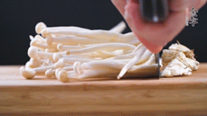 海鮮菇、蟹味菇去掉根部，洗凈。