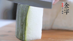 冬瓜去瓤去皮，切小塊。