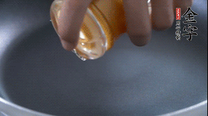 植物油入鍋，翻炒冬瓜。