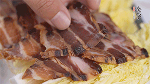 依次擺放娃娃菜和醬肉。