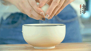 雞蛋液打散，可以加點鹽和黃酒，邊煎邊用筷子攪拌。