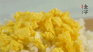 將雞蛋碎、西蘭花碎和放涼的米飯混合，用少許鹽、橄欖油調味。