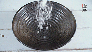 面粉加適量清水，攪拌成糊狀。