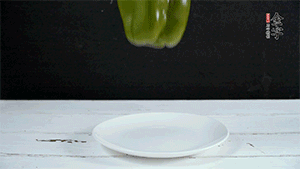 雞蛋打散，加青椒粒、蔥花攪拌。