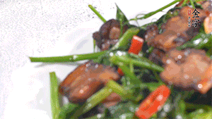 出鍋前加少許鹽調(diào)味。