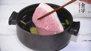 整塊豬肉，加蔥、姜片、料酒焯水。