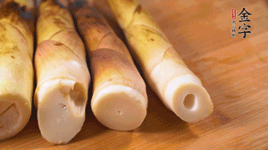 春筍剝?nèi)ネ鈿?，切成滾刀塊。