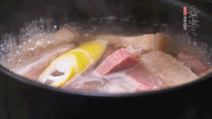 火肉、豬肉加料酒、清水大火煮開后，加入春筍小火慢燉40分鐘，出鍋前撒蔥花即可。