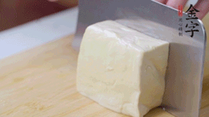 老豆腐切片，浸水備用。