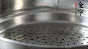 出鍋后，倒扣臘味，撒上蔥花即可。