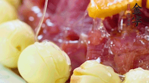 出鍋前10分鐘淋上蜂蜜，倒扣出來(lái)撒上桂花，擺上胡蘿卜裝飾即可。