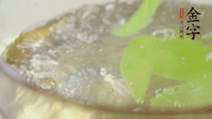 萵筍去皮切片，加鹽焯水。