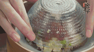 碗倒扣到盤中，擺上焯水后的熟蝦仁即可。