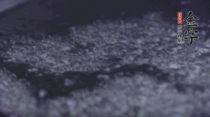 小青菜洗凈后，鍋中水燒開，放點鹽和滴幾滴油后燙熟。