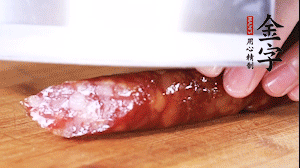 金字肉感香腸切成片，大蒜切末。