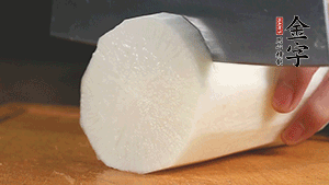 白蘿卜去皮切塊，豆芽洗凈。