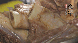 鍋中加熱適量油，加入姜和牛仔骨炒至外表呈金棕色。