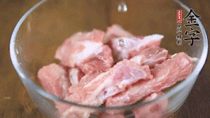 切成小段的排骨洗凈后，加姜片焯水3分鐘。