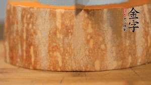 南瓜去皮洗凈后，切成規(guī)則的長(zhǎng)方形。