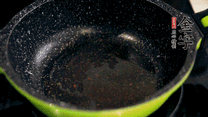 盆中放入炒好的蘿卜絲、香腸等食材，加粘米粉、澄粉，一邊倒香菇水，一遍攪拌成稀糊狀。（加入少量的澄粉可以讓蘿卜糕質(zhì)地柔軟又充滿彈性，而且還可以增加成品的透明感。 ）