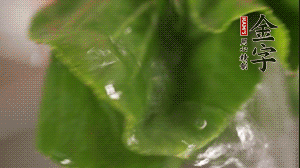 小青菜從根部掰開，分別洗凈。