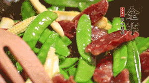 出鍋前加少許鹽調(diào)味就可以啦！