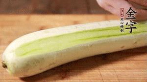 絲瓜去皮，切成1cm厚的小圈。