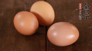 雞蛋加鹽打散1分鐘。