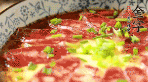 出鍋前淋上少許生抽、香油調(diào)味，撒上蔥花就可以了。