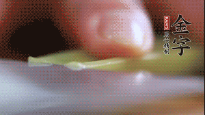 西芹改刀切成菱形。