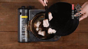 將鮮肉、咸肉、姜片、蔥結放到湯鍋中，加黃酒及足量清水。