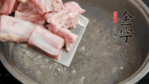 剁成塊狀的排骨洗凈，放入沸騰的鍋中，加姜片汆燙，2分鐘后撈出備用。