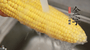 蓮藕切塊、玉米切段、荸薺削皮。