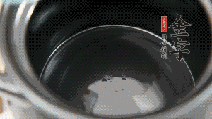 依次把排骨、玉米、蓮藕、荸薺放入砂鍋中。（根據(jù)食材的難易熟度放置，難熟的放下面，其他湯品也是一樣。）