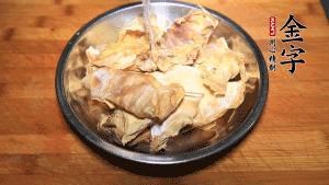 筍干冷水泡發(fā)至軟，切成小段，生姜切成片備用。