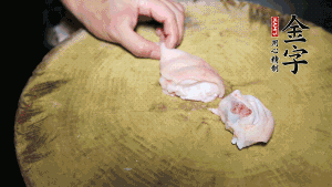 新鮮豬蹄切成塊狀，冷水入鍋，加姜片、黃酒汆燙3分鐘，出鍋后洗凈。（要先將豬蹄的蹄甲和毛處理干凈，如果有毛扎扎的感覺，非常影響口感。大火燒開后，撇去血沫，要多撇幾遍至干凈，這樣才可使湯色更鮮亮、清淡不油膩。）