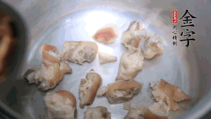 將汆燙好的豬蹄塊、蹄片 、筍段、姜片放入鍋中，放黃酒調(diào)味。