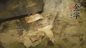 加適量溫水淹沒食材，大火燉至水沸后再小火慢燉1小時(shí)，出鍋前10分鐘加枸杞。（焯過水后的豬蹄不應(yīng)再用涼水，用溫水燉煮更容易軟爛。也可以用高壓鍋或者有煲湯功能的電飯煲，省時(shí)又便于入味。）