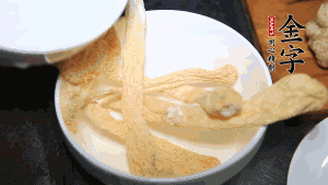 竹蓀淡鹽水泡發(fā)后，剪去菌蓋頭（封閉的一端），切成小段。生姜切片，蔥切段備用。