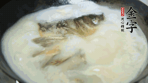 然后加竹蓀段、姜片、枸杞、火腿片，以少量鹽、黃酒調(diào)味，大火燉煮10分鐘。