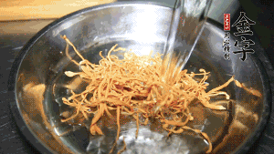 蟲草花用涼水浸泡10分鐘，干香菇溫水泡發(fā)至軟去蒂備用。蓮子、紅棗也可一同清洗干凈。