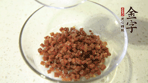 【月餅餡】2．火腿丁、白砂糖、蜂蜜攪拌腌漬2小時(shí)。