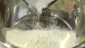 【油皮】1．將油皮材料放入料盆中，緩緩加100ml水，攪拌成雪花片狀。在案板上反復(fù)揉搓成有一定筋度的光潔面團(tuán)，搓成12個(gè)團(tuán)子。