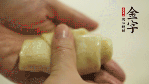 【包月餅】1．面劑兩頭向中間捏緊， 把光滑一面向下，按扁后搟成圓形面皮。餡料放在面皮中心，把餡料包緊，捏緊收口。